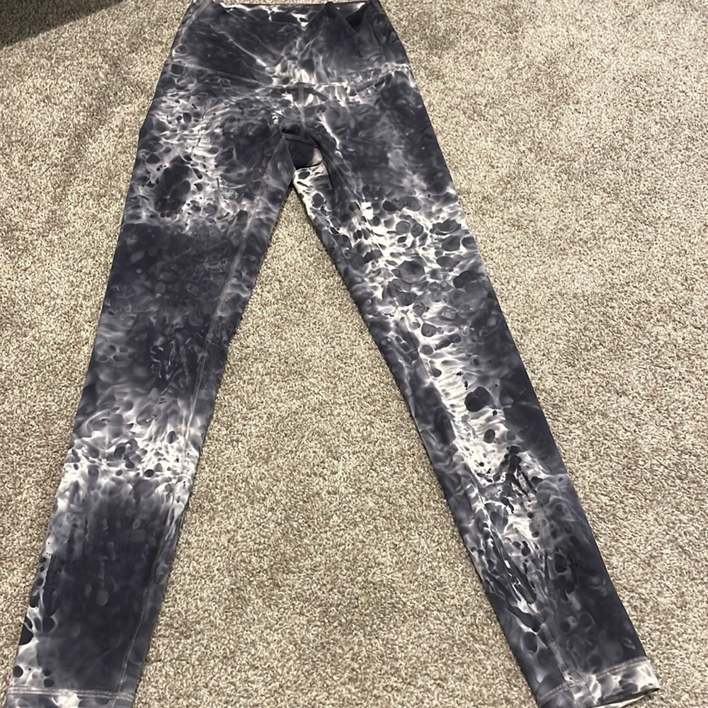 EUC blue and white lululemon leggings